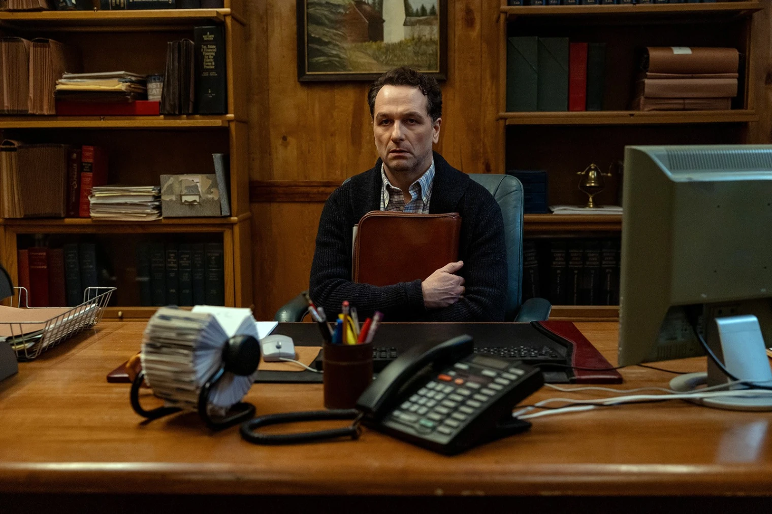 serie-widow-s-bay-on-a-adore-matthew-rhys-en-maire-poltron