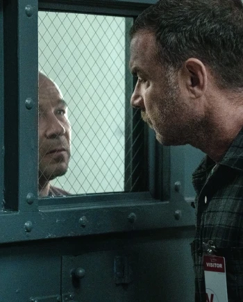 Liev Schreiber bien entouré dans les premières images de&nbsp;Nocturne