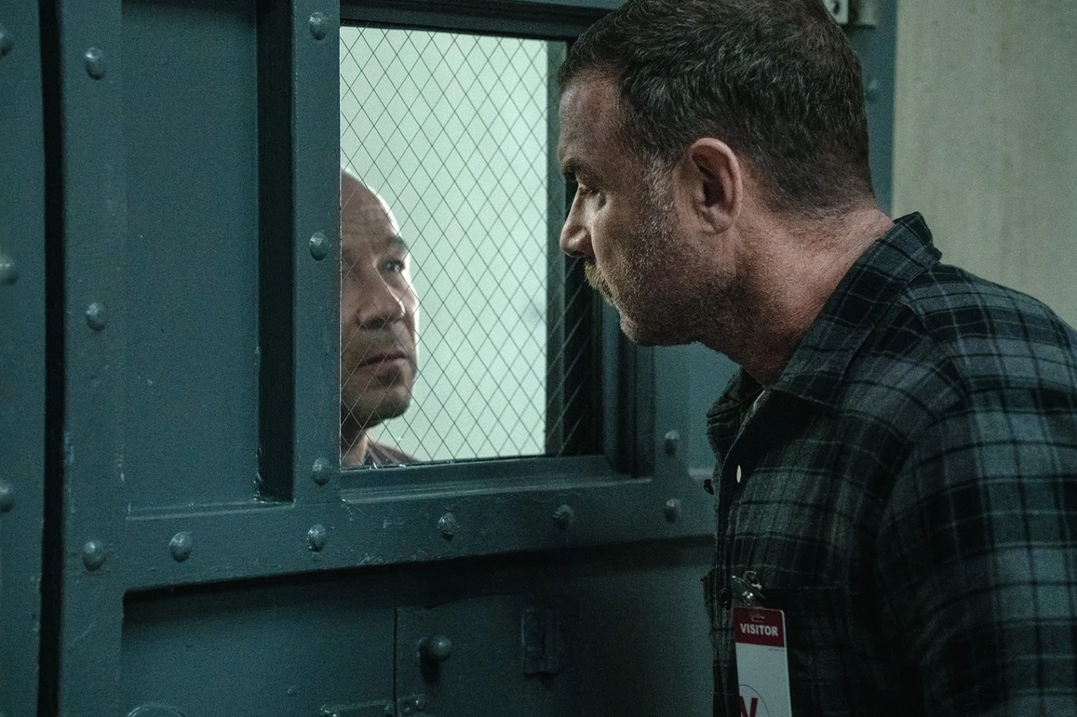 liev-schreiber-bien-entoure-dans-les-premieres-images-de-nocturne