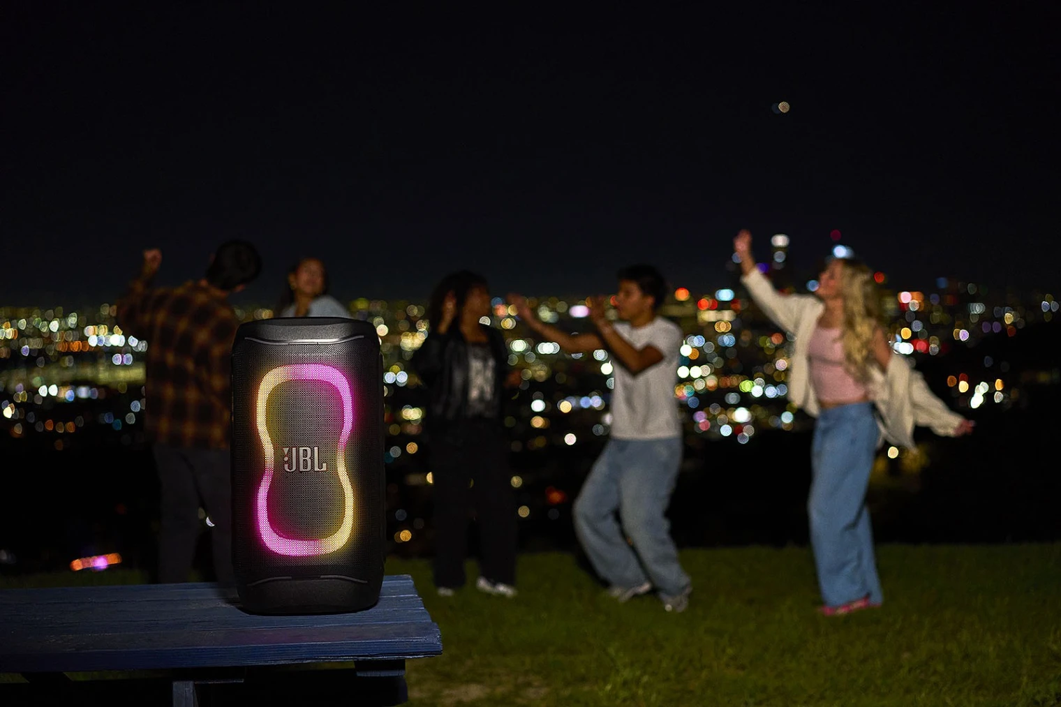 jbl-partybox-130-et-330-les-nouvelles-enceintes-festives-passent-au-bluetooth-6-0-auracast-et-ia