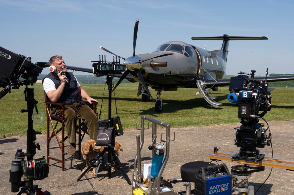 Guy Ritchie et son cocker sur le tournage de The Gentlemen saison 2 © Christopher Raphael/Netflix