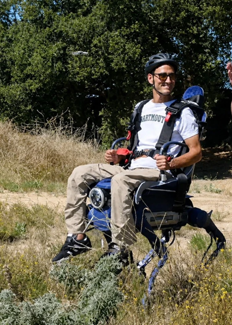 Fauteuil roulant quadrupède&nbsp;: le YouTubeur Jake Laser crée un robot tout‑terrain pour son&nbsp;père&nbsp;paralysé