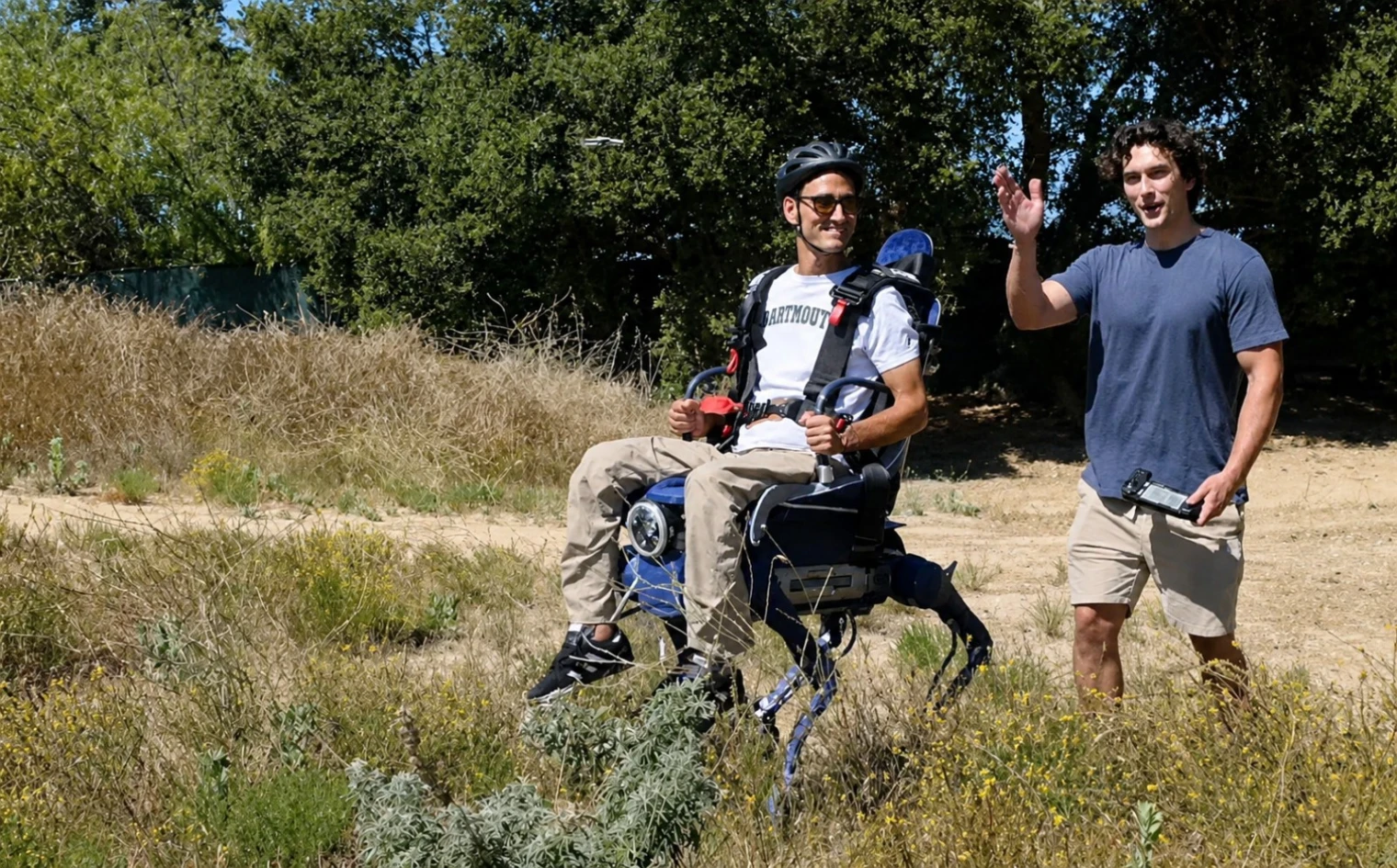 Fauteuil roulant quadrupède : le YouTubeur Jake Laser crée un robot tout-terrain pour son père paralysé