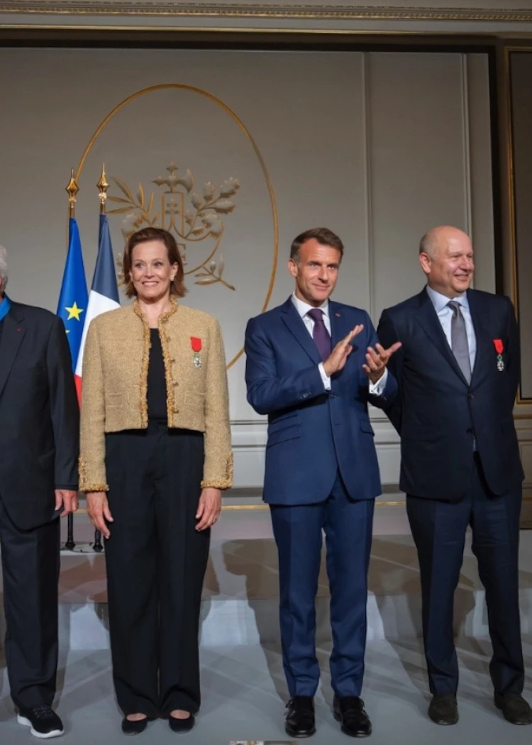 George Lucas rencontre Emmanuel Macron, sous les yeux de Sigourney&nbsp;Weaver