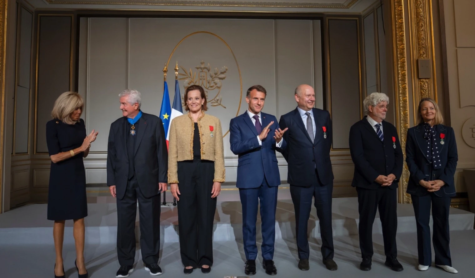 George Lucas rencontre Emmanuel Macron, sous les yeux de Sigourney Weaver