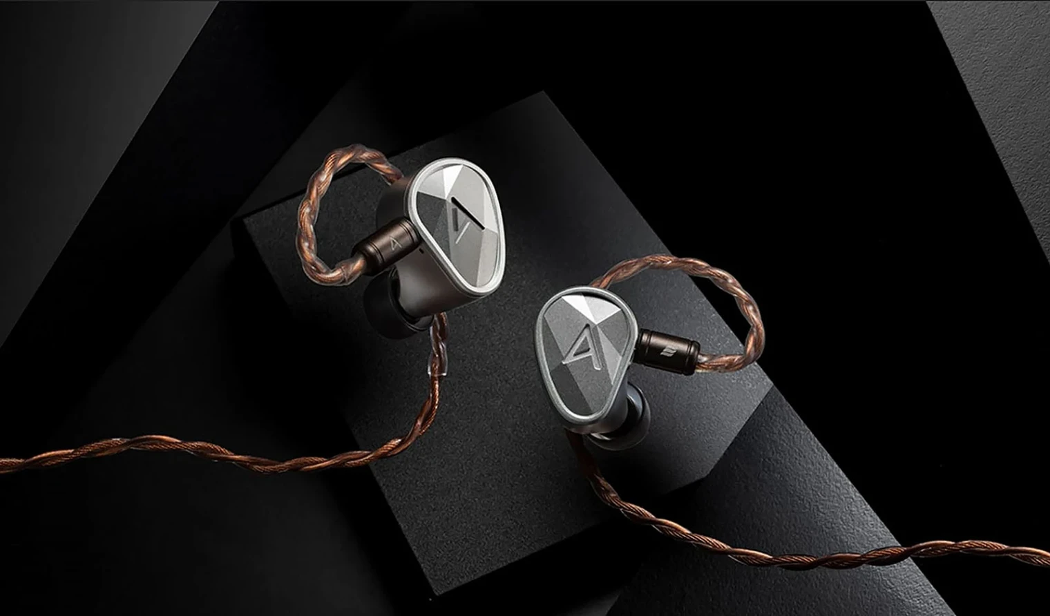 Astell&Kern Clarus : détails, prix et date pour les intra-auriculaires Tribrid à 9 haut-parleurs