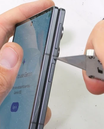 Samsung Galaxy Z&nbsp;Fold&nbsp;8&nbsp;: cutter, flamme et torsion dans le crash‑test de&nbsp;JerryRigEverything