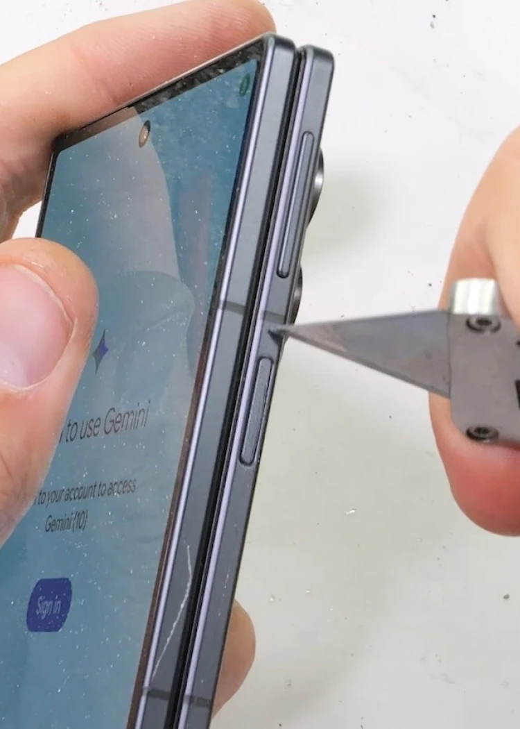 Samsung Galaxy Z&nbsp;Fold&nbsp;8&nbsp;: cutter, flamme et torsion dans le crash‑test de&nbsp;JerryRigEverything