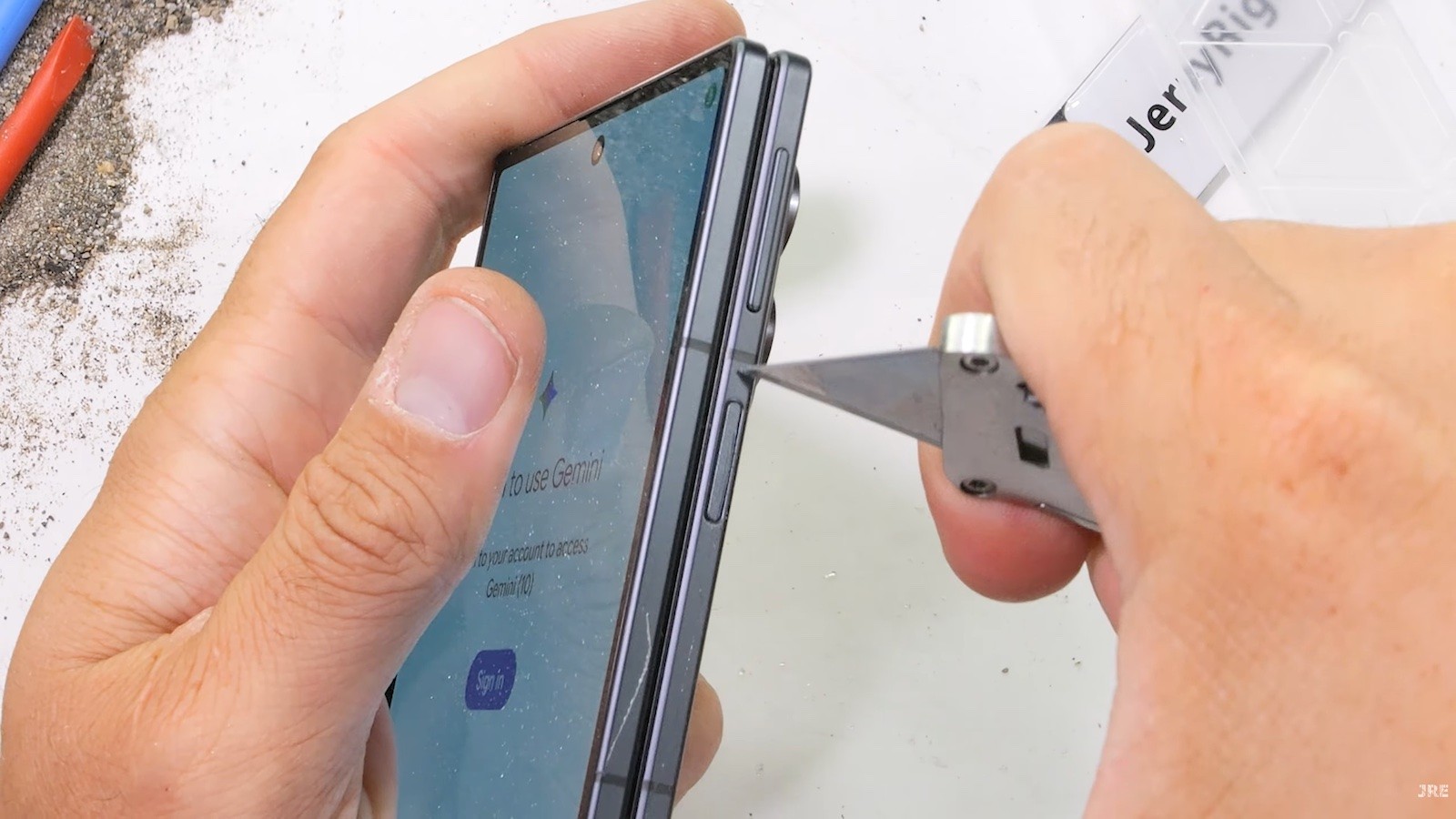Samsung Galaxy Z Fold 8 : cutter, flamme et torsion dans le crash-test de JerryRigEverything