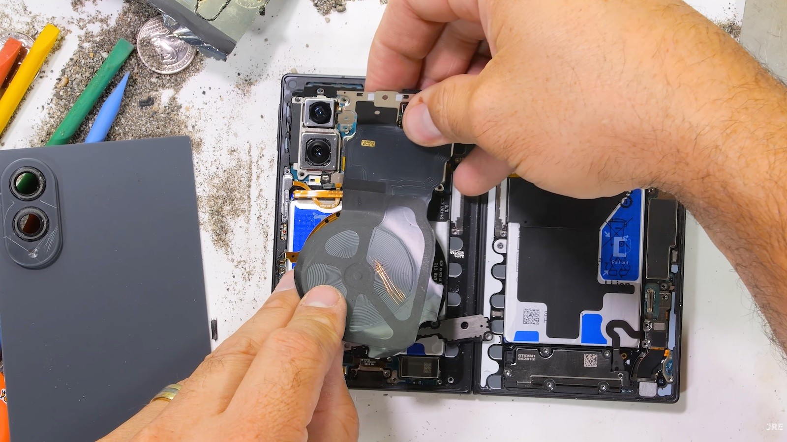 Démontage du Samsung Galaxy Z Fold 8 : quels secrets d'ingénierie se cachent à l'intérieur du smartphone pliable ?
