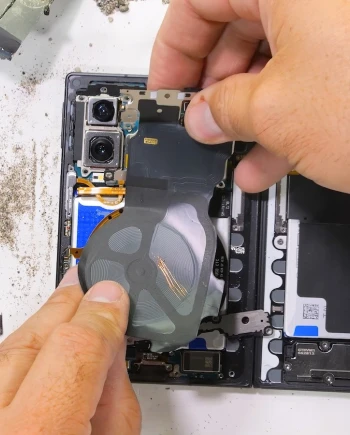 Démontage du Samsung Galaxy Z&nbsp;Fold&nbsp;8&nbsp;: quels secrets d'ingénierie se cachent à l'intérieur du smartphone&nbsp;pliable&nbsp;?