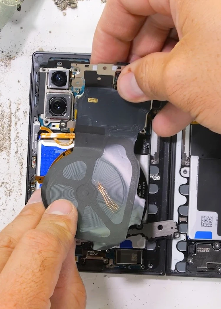 Démontage du Samsung Galaxy Z&nbsp;Fold&nbsp;8&nbsp;: quels secrets d'ingénierie se cachent à l'intérieur du smartphone&nbsp;pliable&nbsp;?