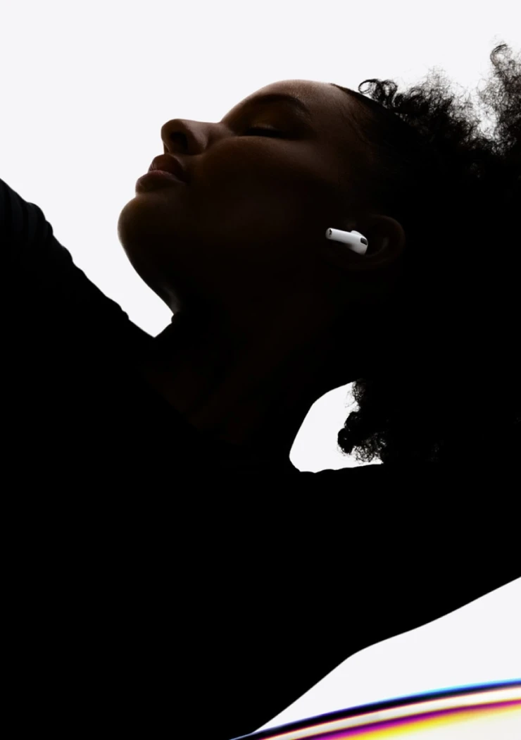 AirPods Ultra avec caméras et IA : pourquoi faudra-t-il finalement patienter jusqu'en 2027 ?