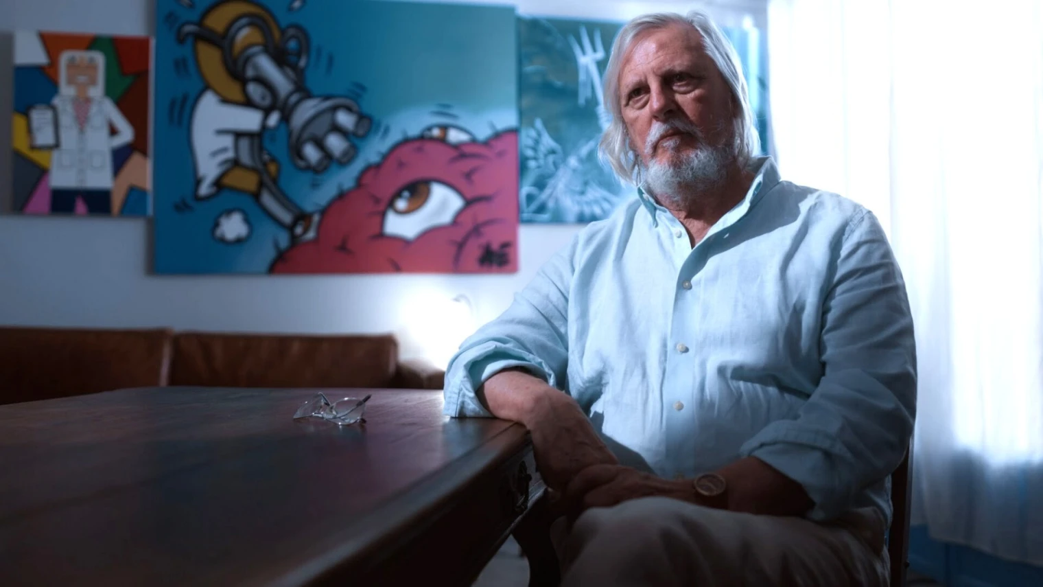 Professeur Raoult vs le gang des Cerises : le docuthriller sur le Covid arrive sur HBO Max