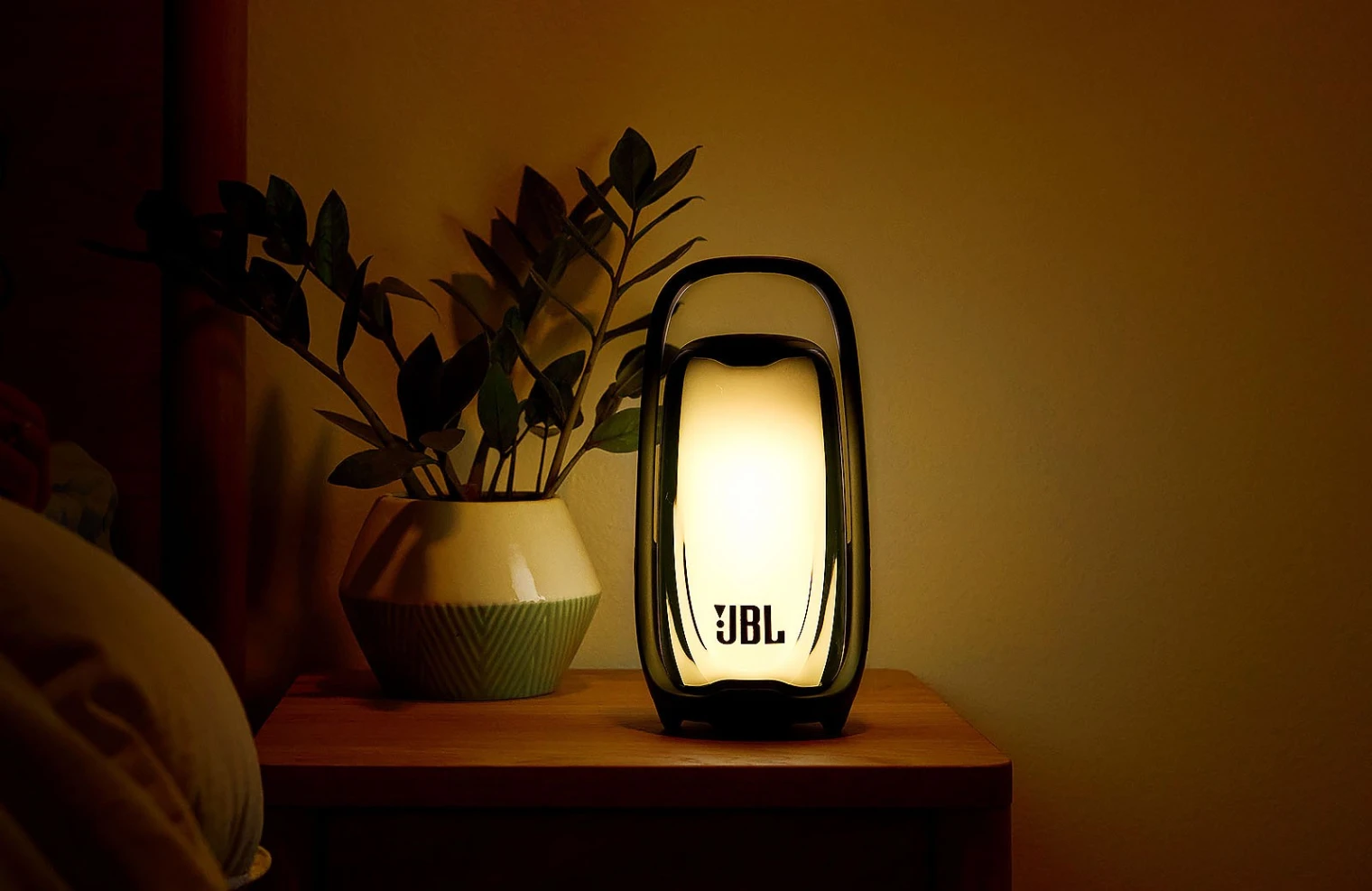 JBL Pulse 6 : enceinte Bluetooth, spectacle son et lumière à 360°, Auracast et certification IP68