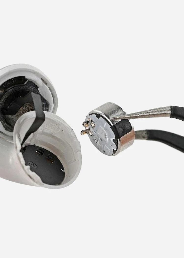 AirPods 5&nbsp;: enfin réparables selon iFixit, mais l'opération reste&nbsp;délicate