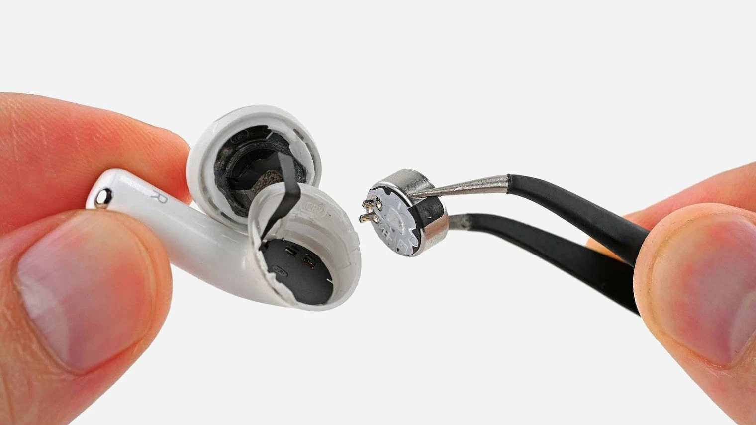 AirPods 5 : enfin réparables selon iFixit, mais l'opération reste délicate