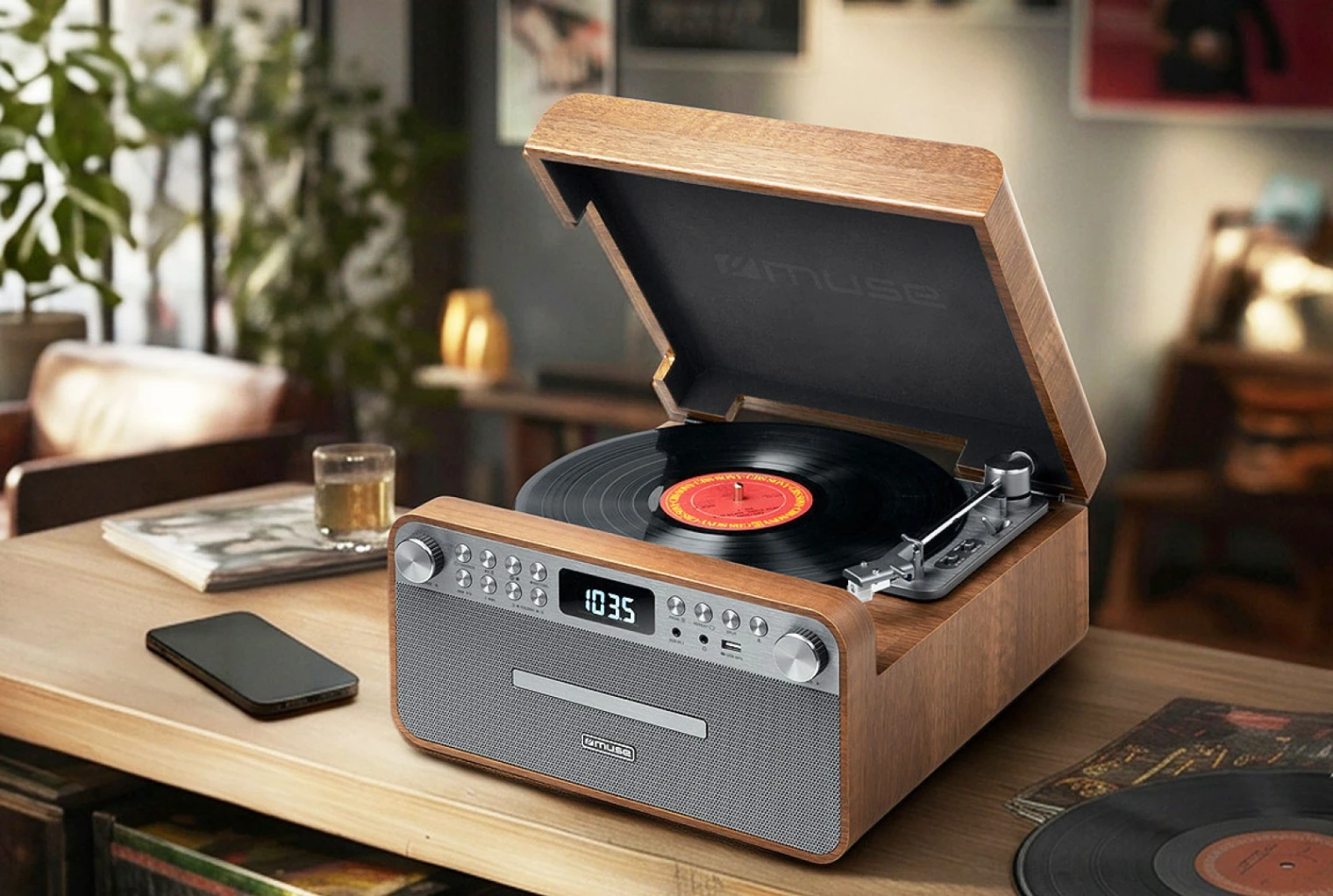 Muse MT-118 AT, micro-chaîne vinyle et CD tout-en-un au design chaleureux