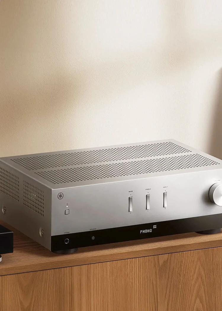 Yamaha R200A&nbsp;: ampli‑tuner Hi‑Fi, Class&nbsp;AB 2&nbsp;x&nbsp;100&nbsp;W, DAB+, Bluetooth&nbsp;5.3 et entrée&nbsp;Phono&nbsp;MM