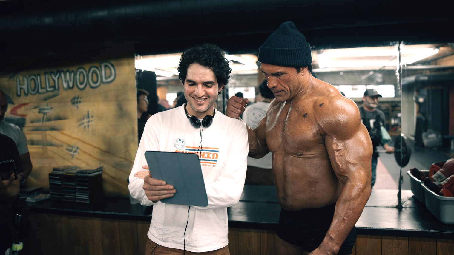 Benny Safdie et Dwayne Johnson sur le tournage de The Smashing Machine