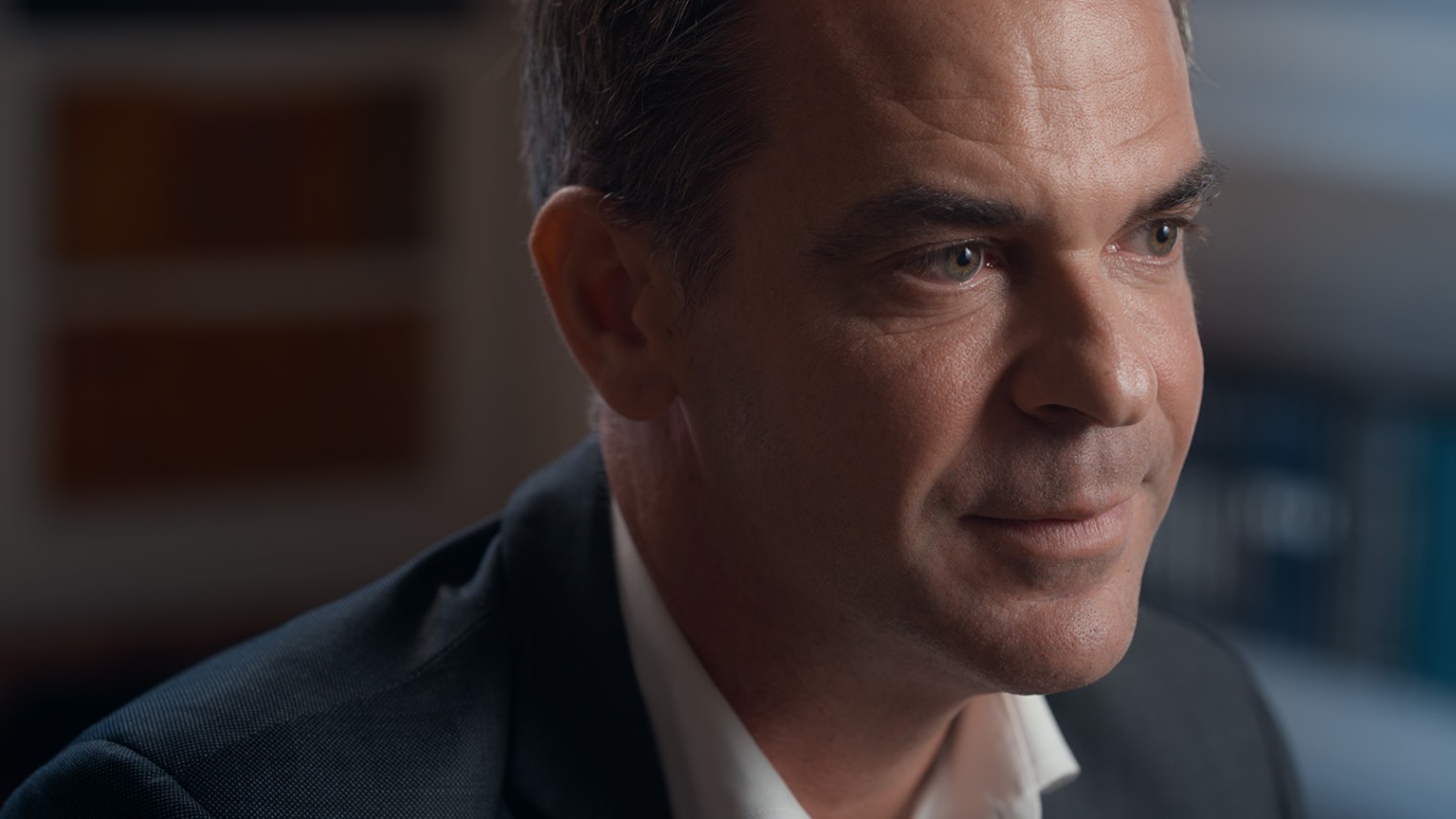  Olivier Véran, médecin neurologue et homme politique français. Il a notamment été ministre des Solidarités et de la Santé de 2020 à 2022, en pleine crise du Covid-19, puis porte-parole du gouvernement de 2022 à 2024 © HBO Max